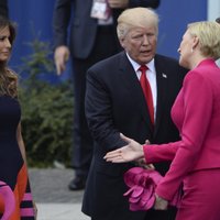 ВИДЕО: Супруга президента Польши не пожала руку Трампу