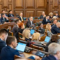 Krievija izsludina meklēšanā sešus Latvijas ministrus, 60 deputātus, Ķirsi un Staķi, raksta medijs