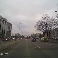 Video: Taksists aizsteidzas pie sarkanās gaismas
