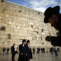 Izraēla aptur lēmumu izveidot sievietēm un vīriešiem kopīgu vietu pie Rietumu mūra