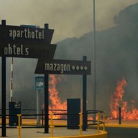 Foto: Spānijā meža ugunsgrēka dēļ evakuē tūkstoš cilvēku