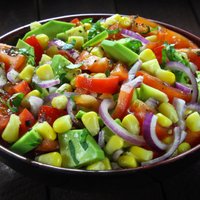 Tomātu un avokado salāti ar papriku un kukurūzu