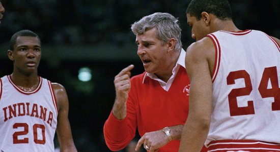 Miris koledžu basketbola viens no slavenākajiem treneriem Naits