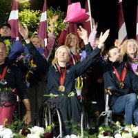 Foto: Emocionāli un sirsnīgi pie Brīvības pieminekļa sagaida Latvijas paralimpiešus