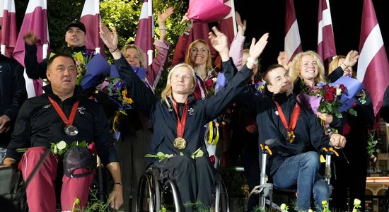 Foto: Emocionāli un sirsnīgi pie Brīvības pieminekļa sagaida Latvijas paralimpiešus