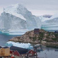 Iedzīvotāji Grenlandes rietumos satraukti par salai tuvojošos aisbergu