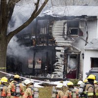 ASV lidmašīna ietriecas dzīvojamā mājā; seši bojā gājušie