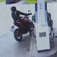 Video: Motociklists ietriecas Lapmežciema benzīntankā