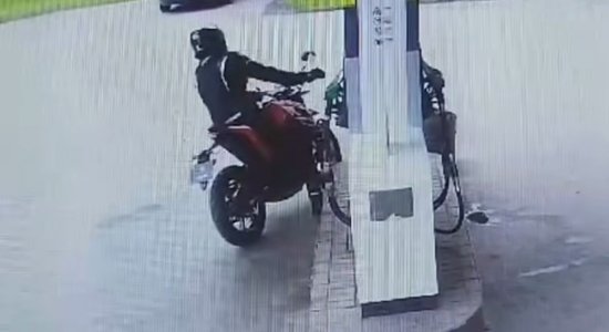 ВИДЕО: Мотоциклист врезался в бензоколонку в Лапмежциемсе