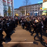 В Лейпциге тысячи людей вышли на акции против Covid-ограничений