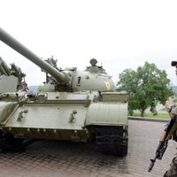 Ukrainas separātisti pulcinās armiju un ievada dzīvi 'kara sliedēs'
