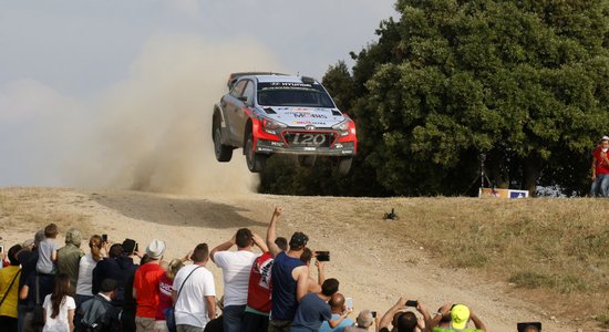 Beļģis Nevils notur un palielina pārsvaru WRC Sardīnijas rallija vadībā