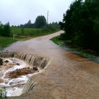ФОТО, ВИДЕО: Из-за дождя в Латгале размыло дороги, затоплены стадион и машины