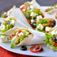 Maltīte 10 minūtēs: ar grieķu salātiem pildītas tortiljas