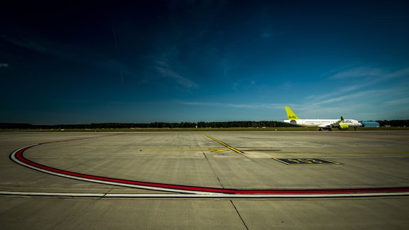 airBaltic, lidmašīna, lidlauks