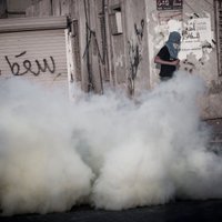 Bahreinas policija vidusskolā pielieto asaru gāzi
