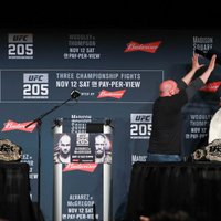 ВИДЕО: Чемпион UFC Макгрегор устроил из пресс-конференции целое шоу