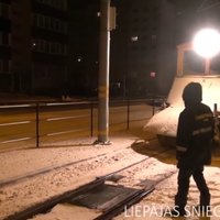 Video: Lustīga ekskursija ar slaveno Liepājas sniega tramvaju nakts melnumā