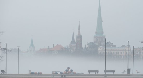 Из-за густого тумана затруднено движение в окрестностях Риги и восточной части Латвии