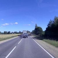 Video kā brīdinājums citiem šoferiem – bīstamā apdzīšana Krustpils novadā