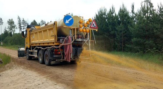 Foto: RTU zinātnieki izstrādājuši tehnoloģiju grants ceļu atputekļošanai