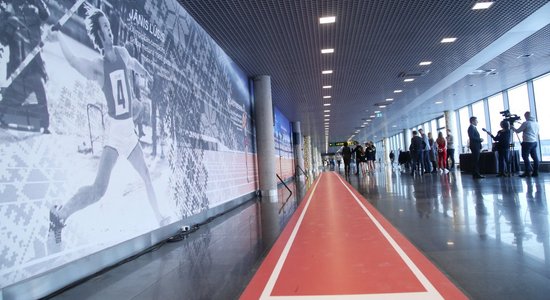 В рижском аэропорту открыли беговую дорожку и стену с изображением латвийских чемпионов