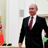 Putins paraksta konstitūcijas grozījumus un 'rezervē' vēl divus pilnvaru termiņus