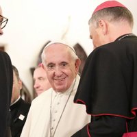Папа Франциск изменил текст молитвы "Отче наш". Соцсети и церковные иерархи возмущены