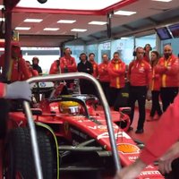 Video: Leģendas beidzot apvienojas – Hamiltons pirmo reizi sēžas pie ikoniskā "Ferrari" stūres