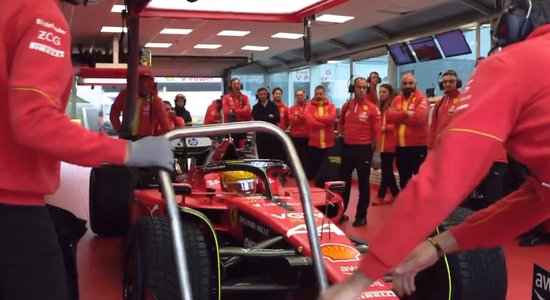 Video: Leģendas beidzot apvienojas – Hamiltons pirmo reizi sēžas pie ikoniskā "Ferrari" stūres