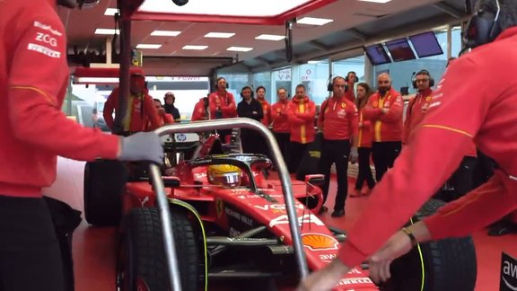 Video: Leģendas beidzot apvienojas – Hamiltons pirmo reizi sēžas pie ikoniskā "Ferrari" stūres