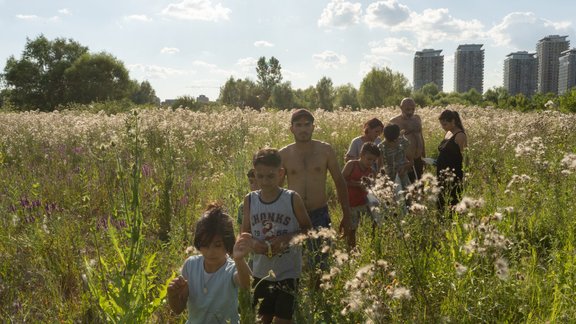 Kadrs no filmas "Mājas" 