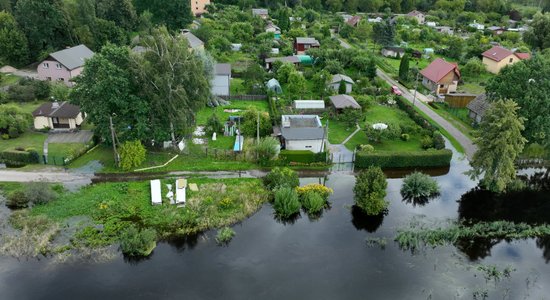 Foto: Pārplūst Svētes upe un applūst ciemati; ūdens līmenis turpina kāpt