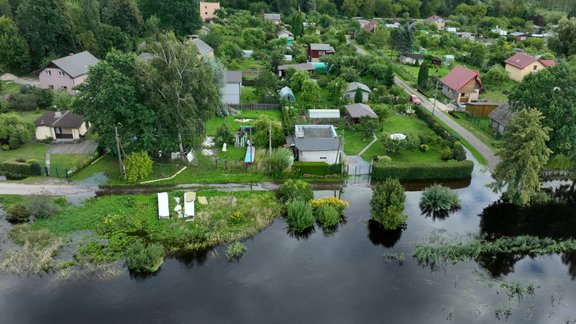 Pārplūdusi Svētes upe un applūduši Atpūtas un Tušķu ciemi Jelgavas novadā