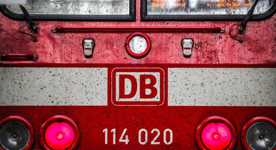 "Поездку гарантировать не можем". По всей Германии бастуют машинисты Deutsche Bahn