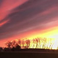 Krāšņa aina: Jelgavas debesis izdaiļo rīta saule