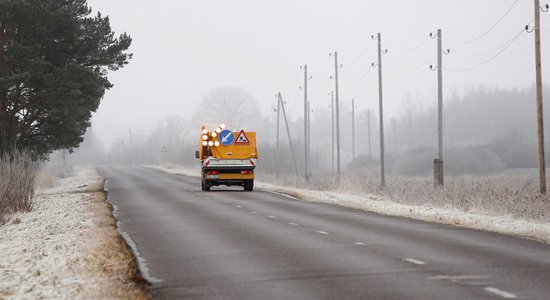 Sniega un apledojuma dēļ daudzviet apgrūtināti braukšanas apstākļi