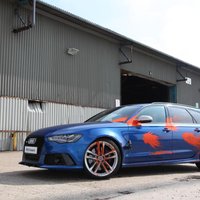 Video: bijušais Stigs ar 'Audi RS6' sacenšas peintbolā ar parkūristu