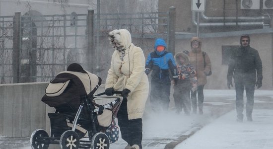 Visā Latvijā pamatīgi pūtīs vējš – spēkā oranžais un dzeltenais brīdinājums 