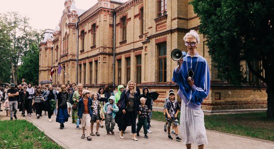 Foto: Valmieras vasaras teātra festivāls sācies ar septiņām spilgtām pirmizrādēm
