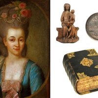 Исторические реликвии Латвии: скульптура, Библия и красавица Доротея
