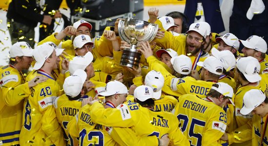 Zviedrijas hokejisti gāž Kanādu no pasaules čempionu troņa