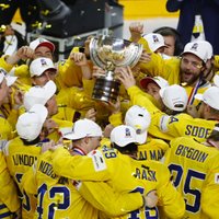 Zviedrijas hokejisti gāž Kanādu no pasaules čempionu troņa