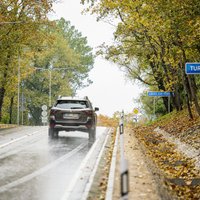 Pie Augšlīgatnes grāvī ieslīd smagā tehnika; stundu bloķē satiksmi