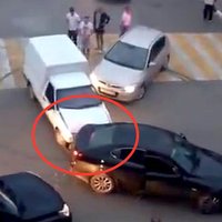Video: Viens ar auto 'griež saulītes', otrs – apzināti taranē