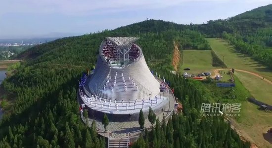 Video: 'Aerodium' atver lidošanas templi pie Šaoliņas klostera