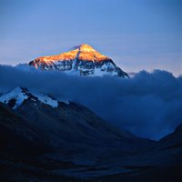 Pēc traģiskās lavīnas Nepālas šerpas atceļ Everesta iekarošanas sezonu