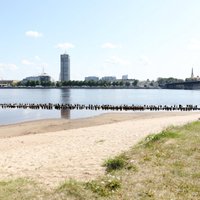 Rīgas peldvietās atklāta peldsezona