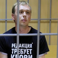 Maskavas tiesa 'Meduza' žurnālistam Golunovam piespriež mājas arestu