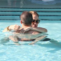 Dženifera Lopesa ar mīļoto bučojas baseinā